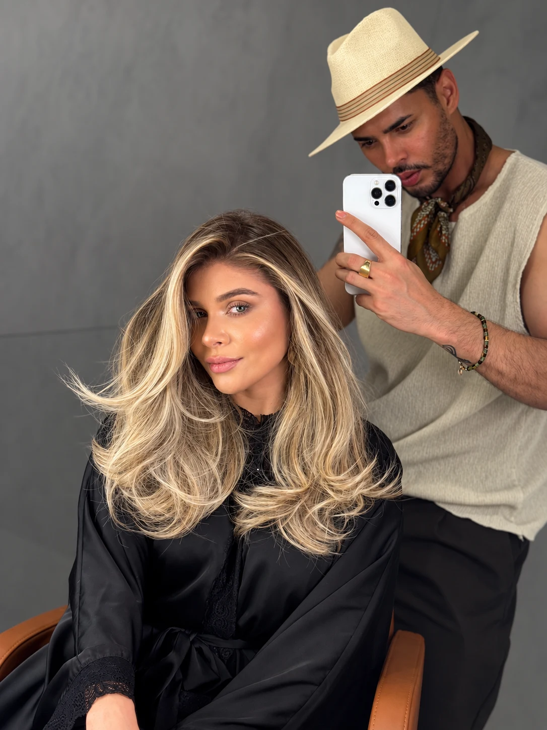 Eduardo Ferreira junto a una melena con ondas y mechas