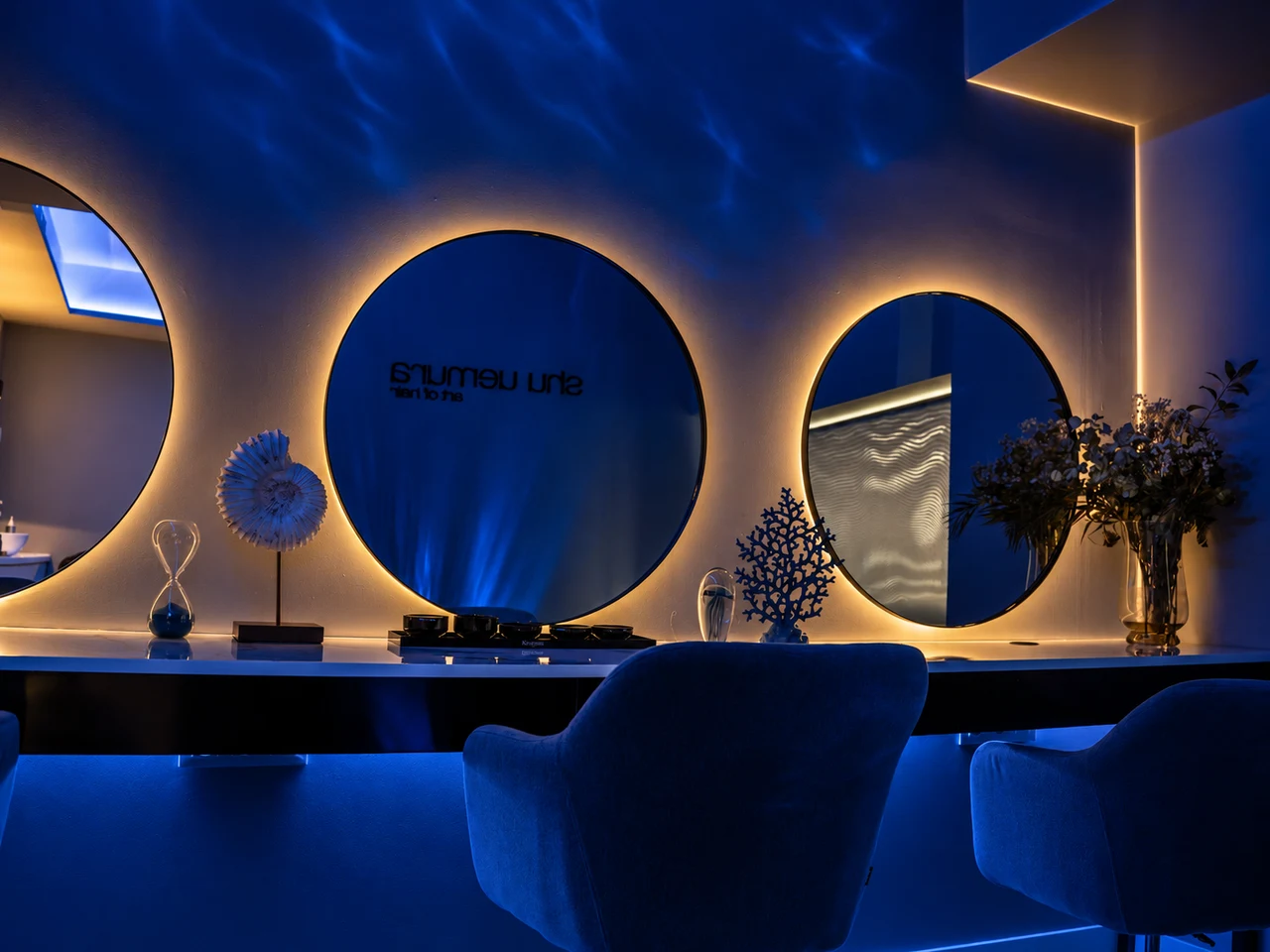 Espejos iluminados y espacio Shu Uemura en el salón Eduardo Ferreira