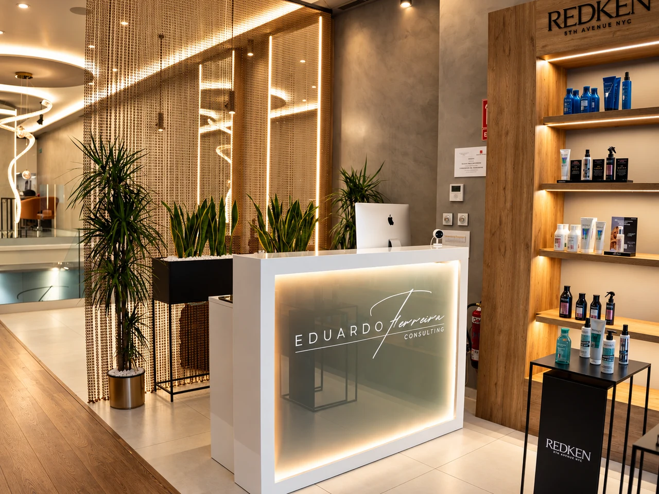 Recepción de Eduardo Ferreira con su logotipo iluminado