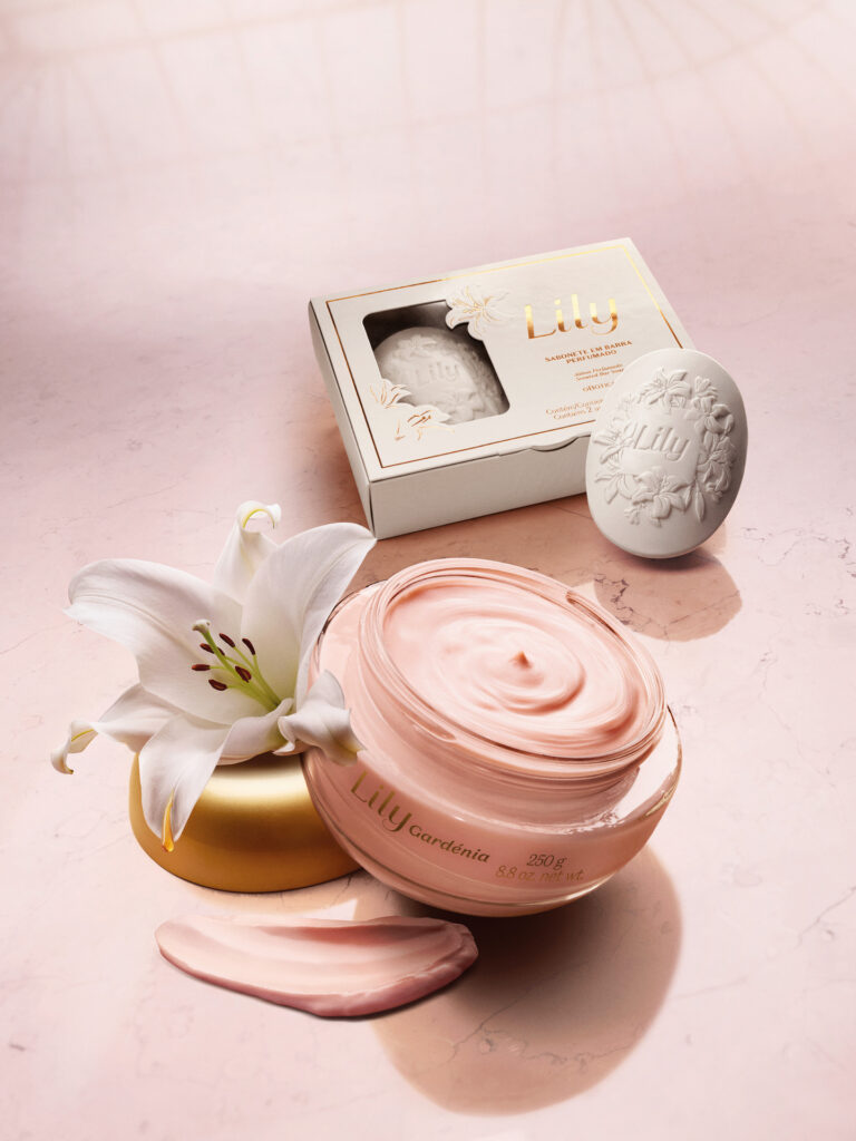 Com-exclusiva-tecnica-de-extracao-dos-oleos-puros-das-petalas-de-lirios-e-gardenias-o-Boticario-apresenta-Lily-Gardenia-2-768x1024.webp