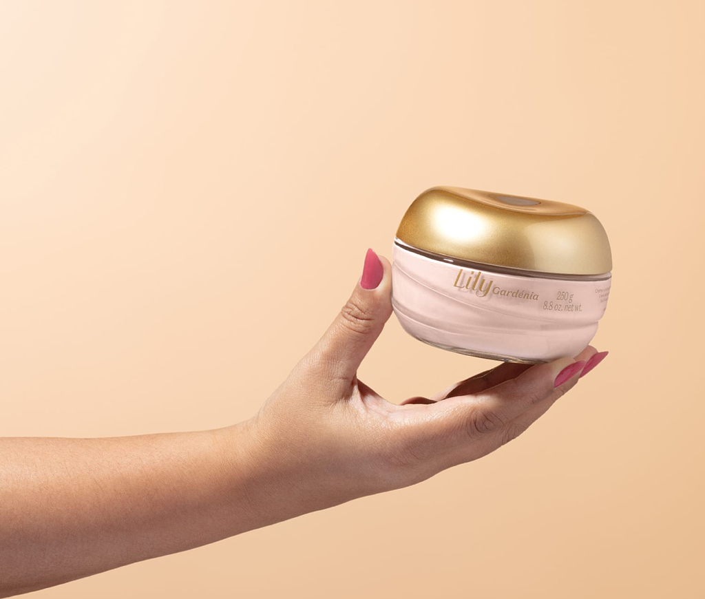 42b56748-9256-43fb-a143-d58611be775f-bot-57890-lily-gardenia-creme-acetinado-maos-05.webp